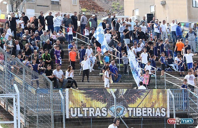 אוהדי טבריה. חלקם לא אהבו את הדברים של גבאי (עודד חסין)